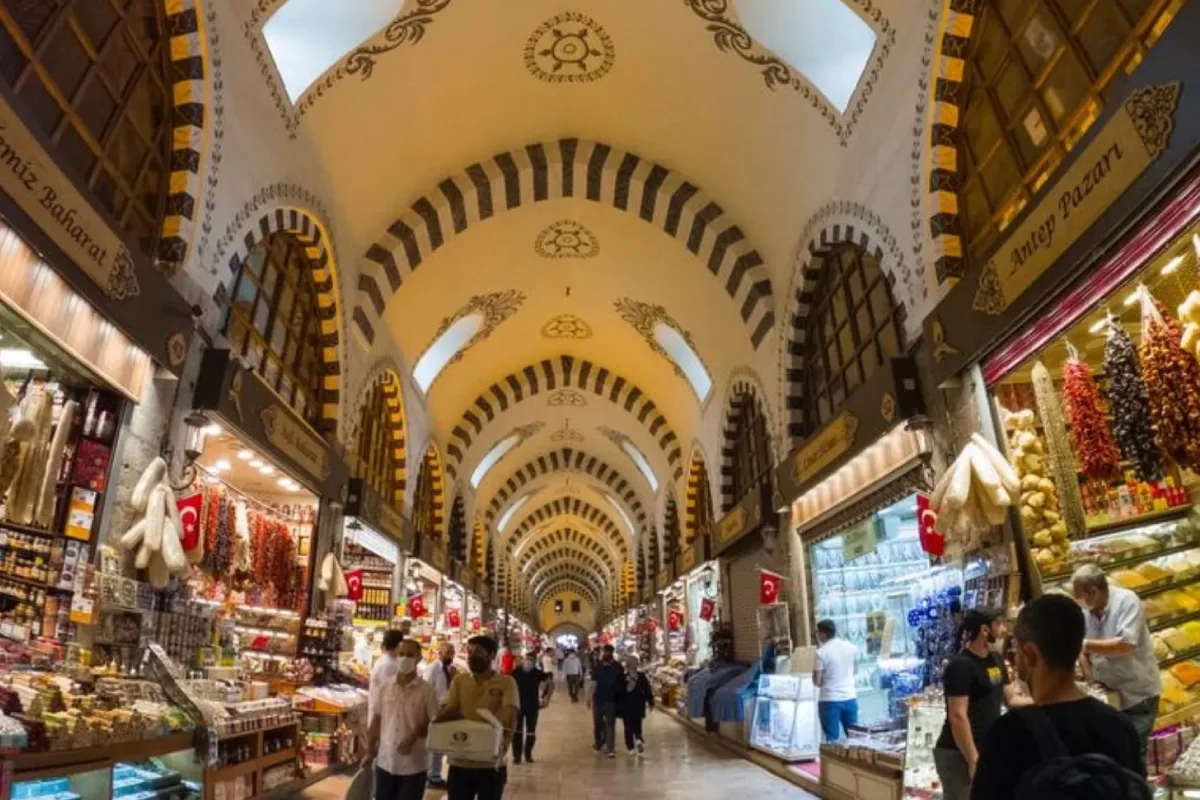 قصص وحكايات من سوق إسطنبول الكبير